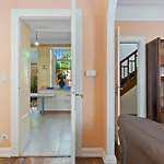 Cozy Townhome Near City Center Free Parking & Wi-Fi