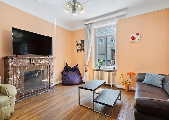 Cozy Townhome Near City Center Free Parking & Wi-Fi