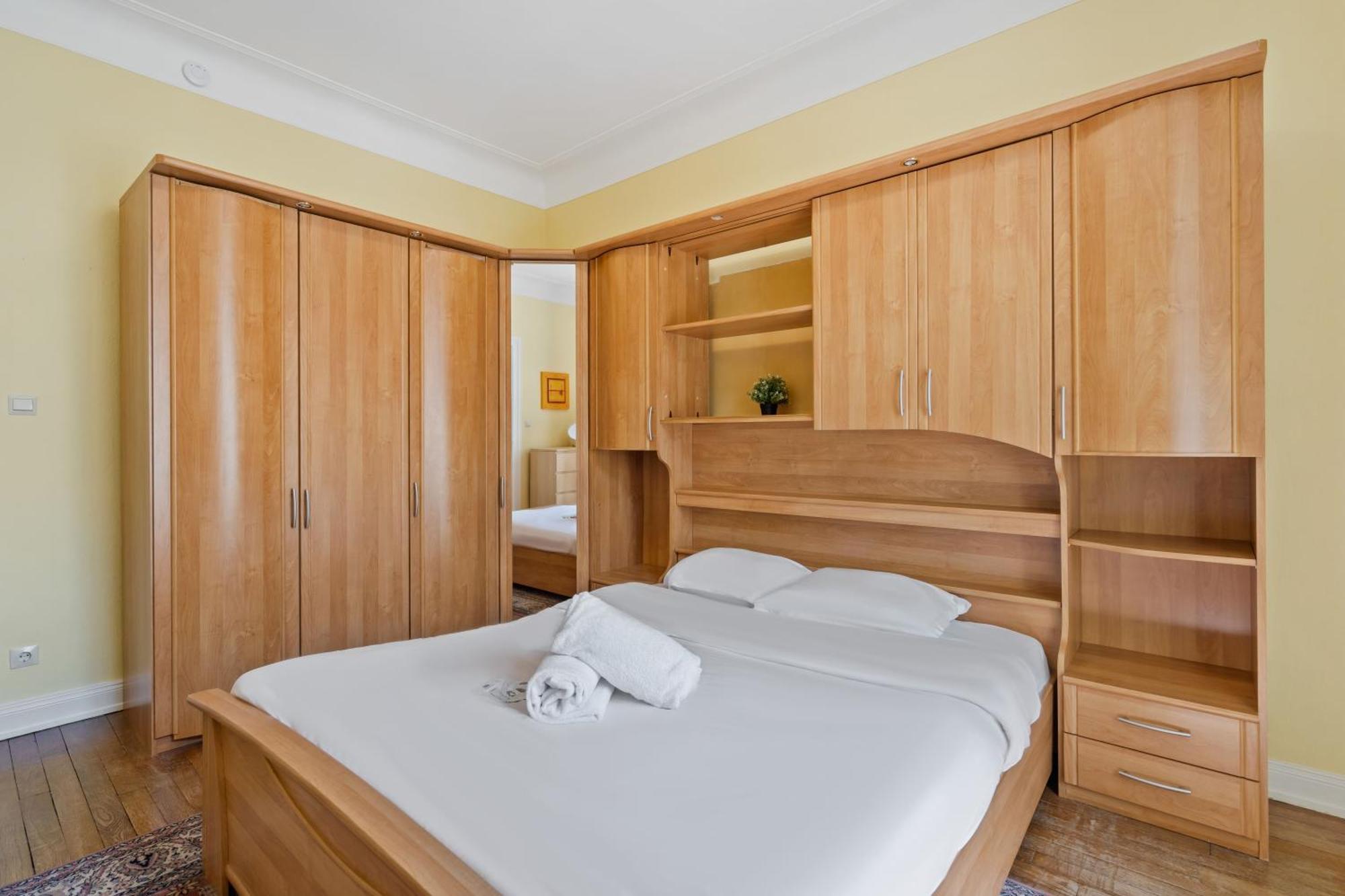 Cozy Townhome Near City Center Free Parking & Wi-fi Ferienhaus *