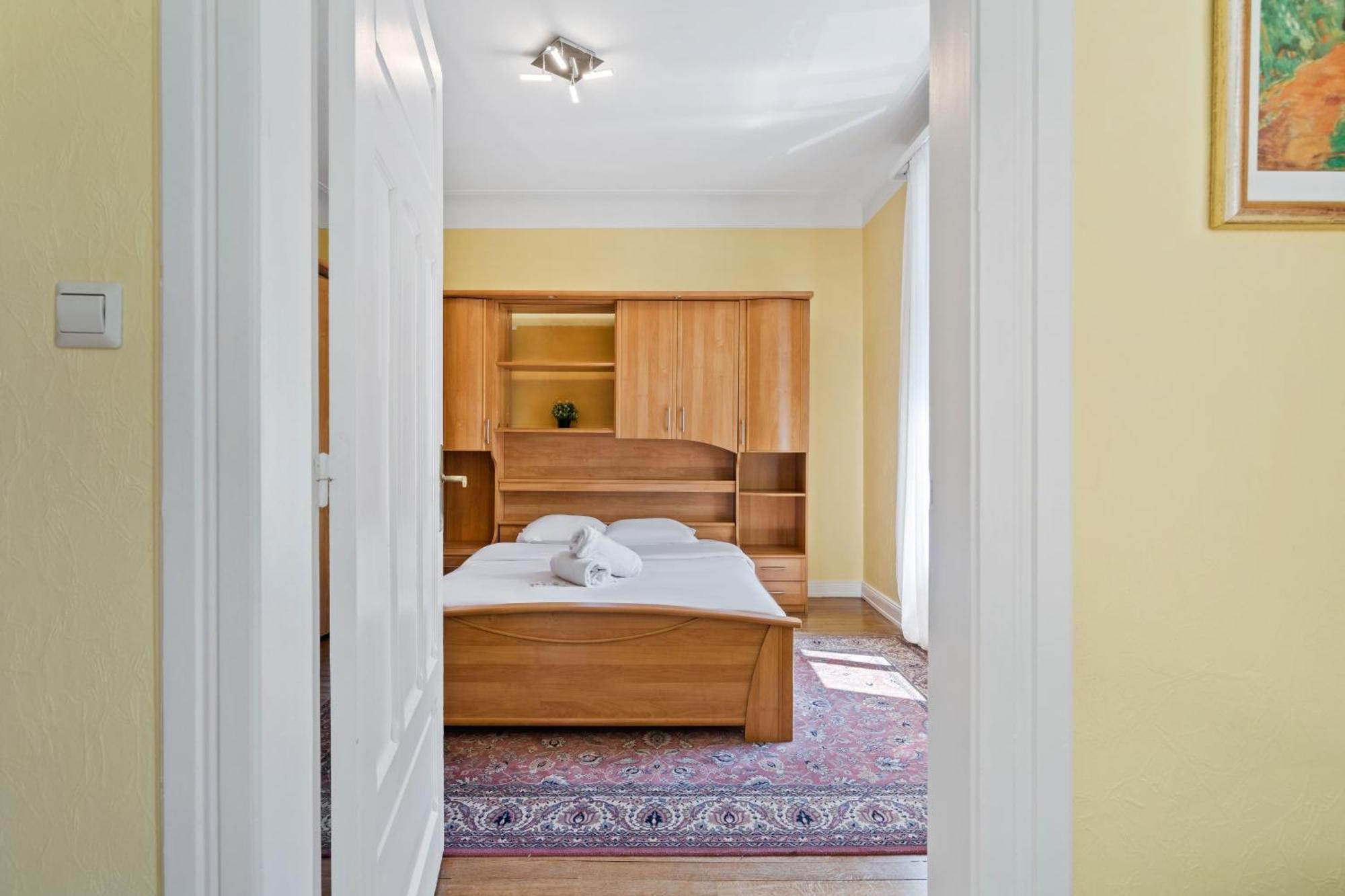 Cozy Townhome Near City Center Free Parking & Wi-fi * Luxemburg