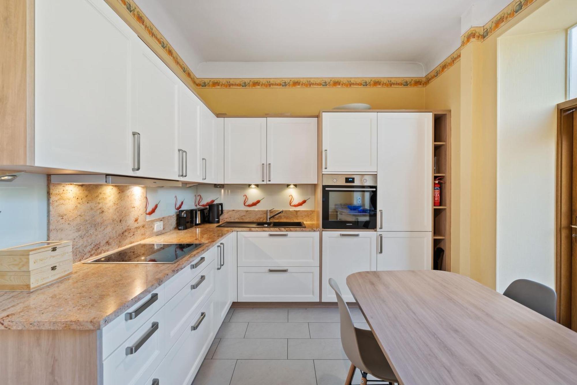Cozy Townhome Near City Center Free Parking & Wi-fi