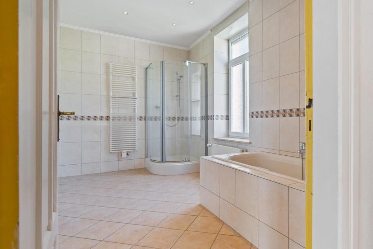 Cozy Townhome Near City Center Free Parking & Wi-fi