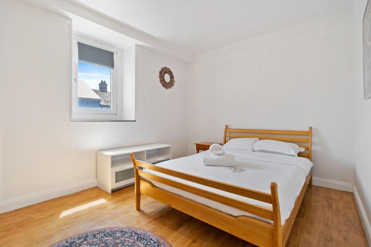 Cozy Townhome Near City Center Free Parking & Wi-fi Ferienhaus